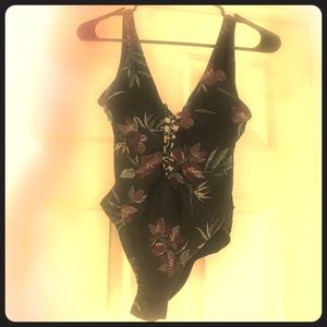 NWOT Floral Lace Up Monokini